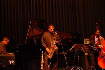 das enigma spricht - Konzertbericht: Jazzlegende Wayne Shorter bei Enjoy Jazz 